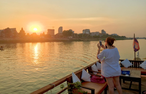 Phnom Penh Sunset River Cruise with BBQ and Hotel Transfer